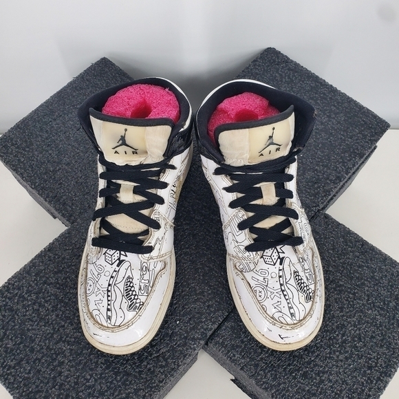 Nike Shoes 6 Youth 7.5 Women Air Jordan 1 Mid SE White Black DC4099-100 - Picture 9 of 10